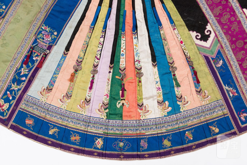 Two embroidered silk skirts, - 图3